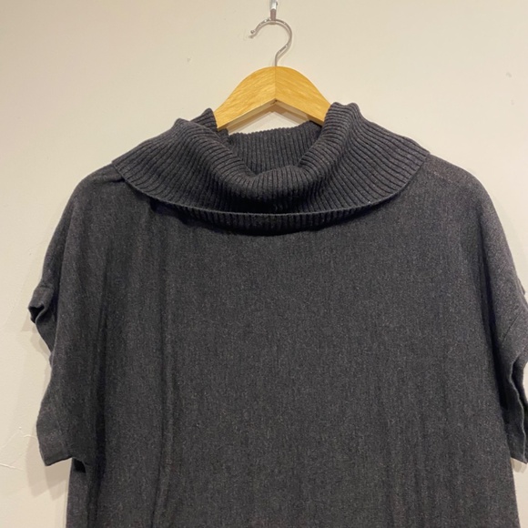 Vince Camuto Grey Short Sleeve Cowl Neck Light Weight Tunic Sweater Size Small - Picture 2 of 4